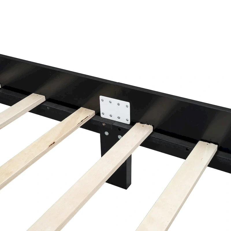 Lit double ancien en bois avec tête de lit en rotin