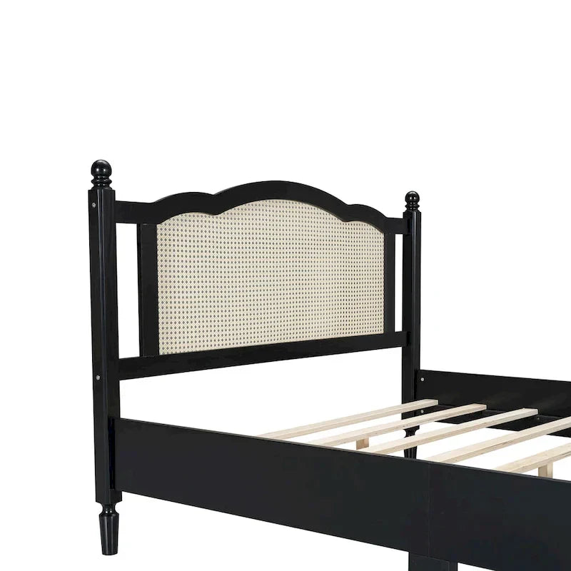Lit double ancien en bois avec tête de lit en rotin