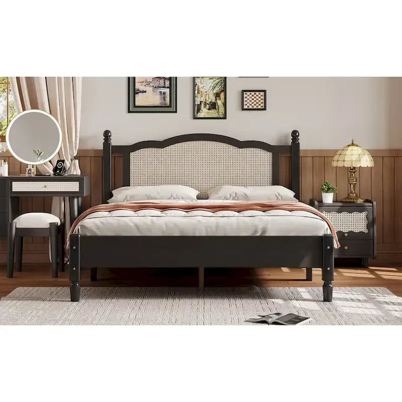 Lit double ancien en bois avec tête de lit en rotin