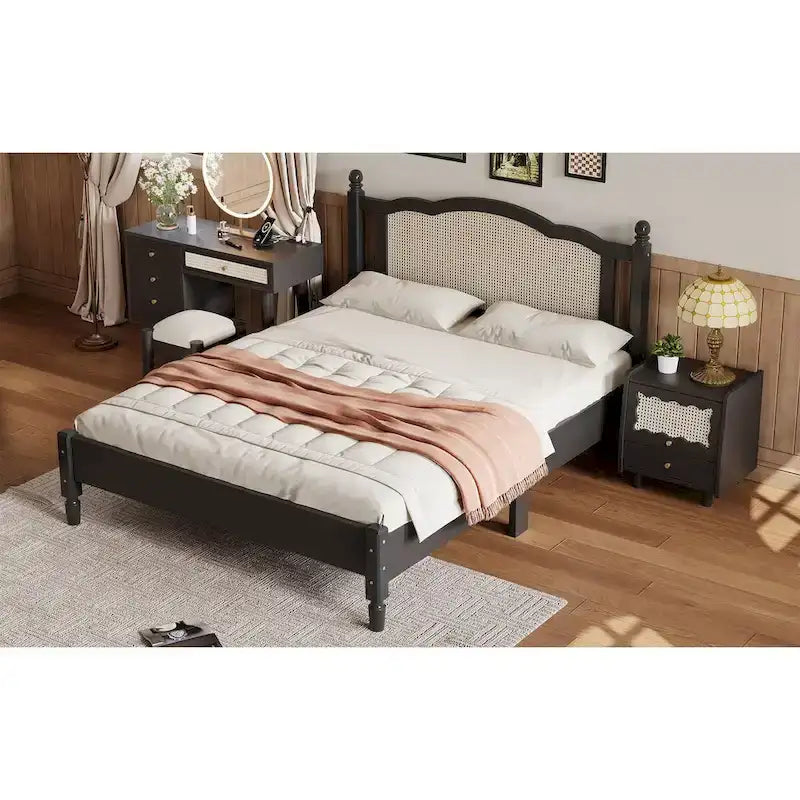 Lit double ancien en bois avec tête de lit en rotin