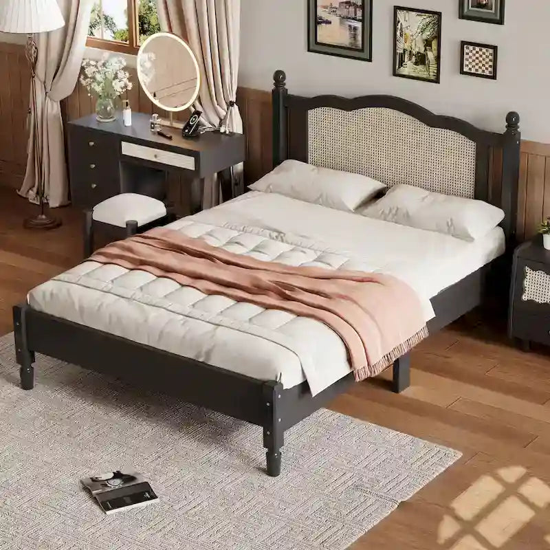 Lit double ancien en bois avec tête de lit en rotin