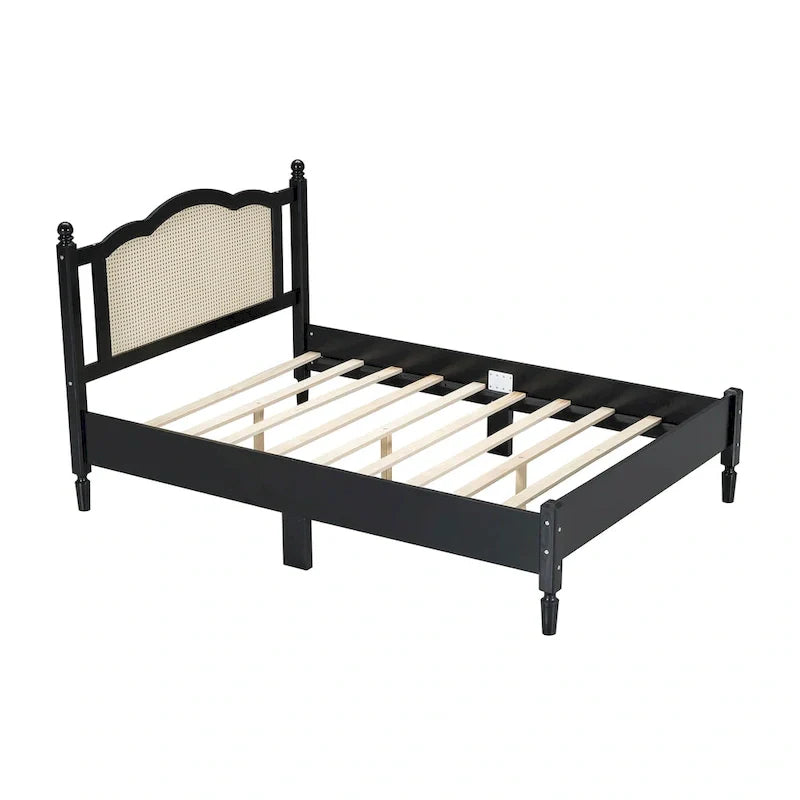 Lit double ancien en bois avec tête de lit en rotin