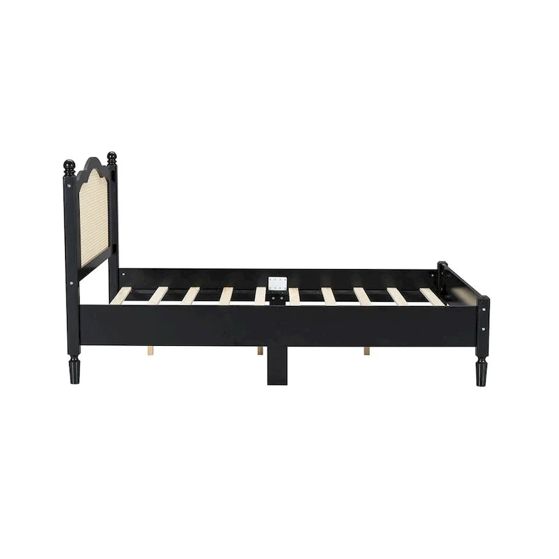 Lit double ancien en bois avec tête de lit en rotin