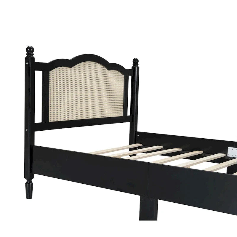 Lit double ancien en bois avec tête de lit en rotin