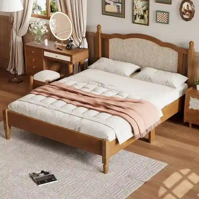 Lit double ancien en bois avec tête de lit en rotin