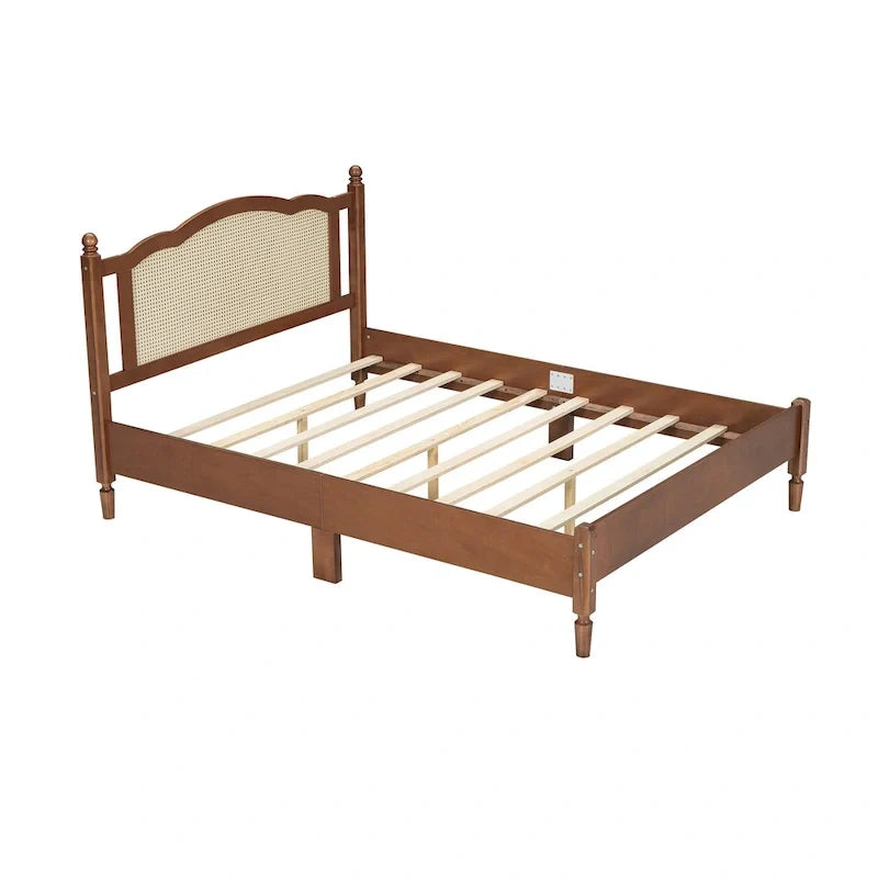 Lit double ancien en bois avec tête de lit en rotin