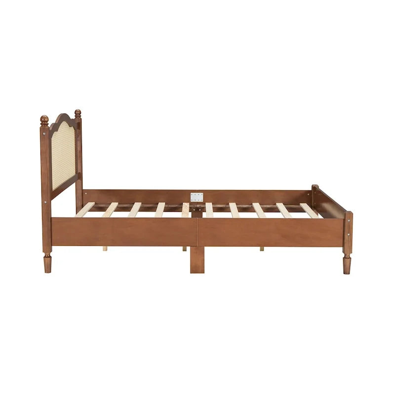 Lit double ancien en bois avec tête de lit en rotin