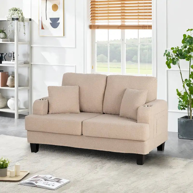 61 Petit canapé deux places beige avec 2 coussins et porte-gobelet