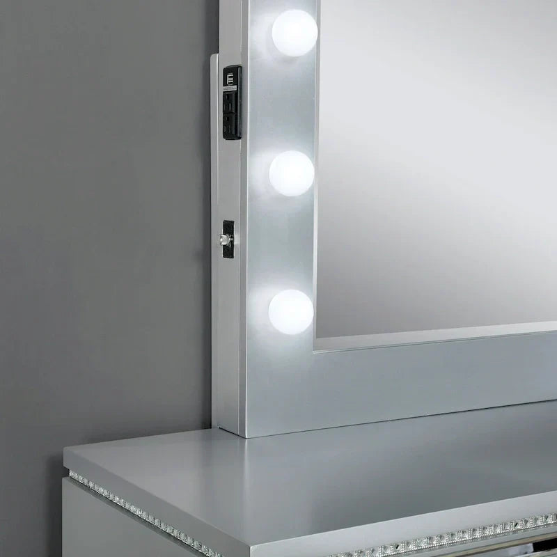 Seleena Glam Ensemble de chambre 5 pièces à panneaux capitonnés en bois argenté avec port USB par Furniture of America