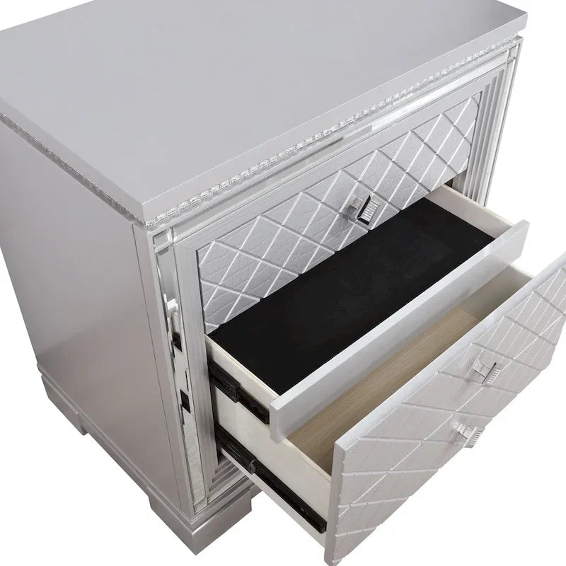 Seleena Glam Ensemble de chambre 5 pièces à panneaux capitonnés en bois argenté avec port USB par Furniture of America