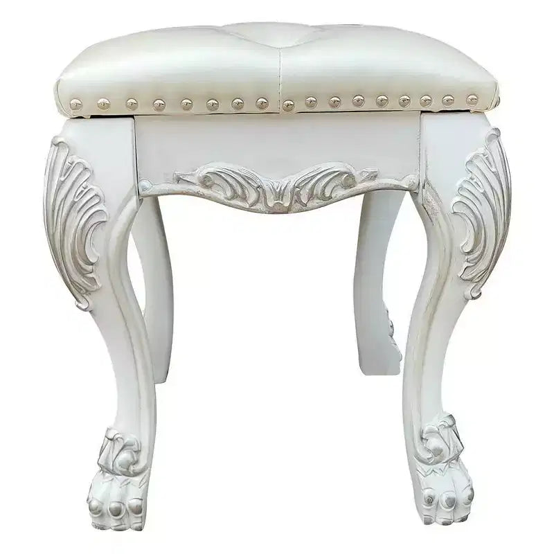 Fauteuil d'appoint Dresden II 20 po finition PU/blanc os - Acme Furniture : esprit romantique, dossier à oreilles champagne, garniture à clous