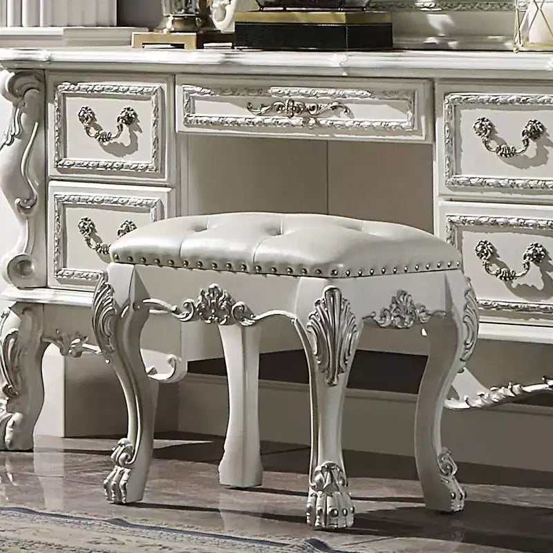 Fauteuil d'appoint Dresden II 20 po finition PU/blanc os - Acme Furniture : esprit romantique, dossier à oreilles champagne, garniture à clous