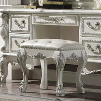 Fauteuil d'appoint Dresden II 20 po finition PU/blanc os - Acme Furniture : esprit romantique, dossier à oreilles champagne, garniture à clous