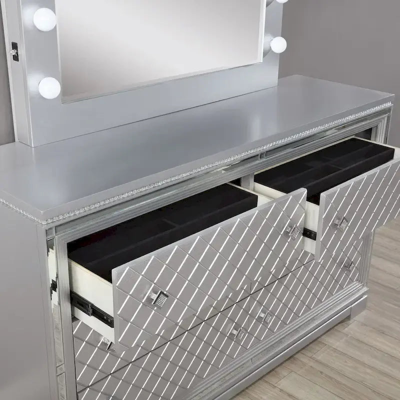 Seleena Glam Ensemble de chambre 5 pièces à panneaux capitonnés en bois argenté avec port USB par Furniture of America