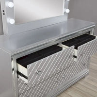 Seleena Glam Ensemble de chambre 5 pièces à panneaux capitonnés en bois argenté avec port USB par Furniture of America