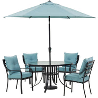 Ensemble de salle à manger Hanover Lavallette 5 pièces bleu océan avec 4 chaises fixes, une table ronde en verre de 52 pouces, un parasol et une base