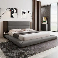 Lit rembourré King Gray Floor à profil bas avec tête de lit en bois étendue, étagères de chevet intégrées