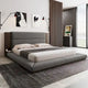 Lit rembourré King Gray Floor à profil bas avec tête de lit en bois étendue, étagères de chevet intégrées