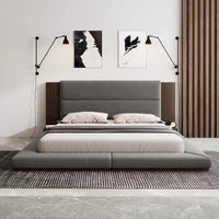 Lit rembourré King Gray Floor à profil bas avec tête de lit en bois étendue, étagères de chevet intégrées