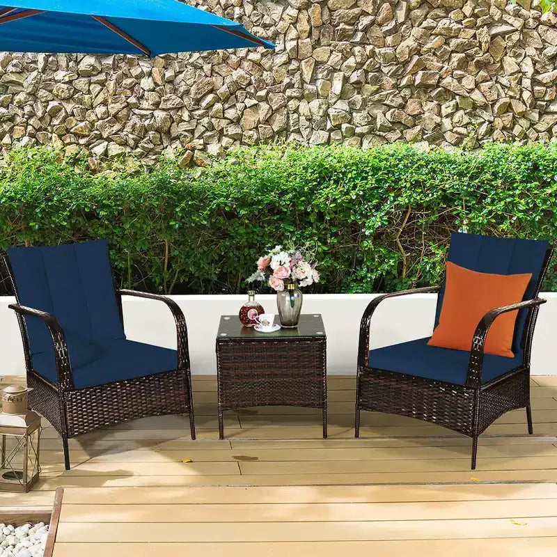 Ensemble de meubles de patio en rotin 3 pièces Costway avec table basse et 2 chaises en rotin avec coussins bleu marine