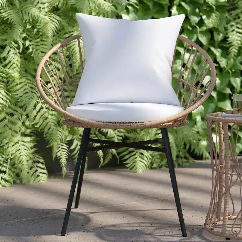 Ensemble de bistro 3 pièces Flash Furniture Devon pour l'intérieur/l'extérieur, chaises en rotin tressé de style Papasan, table d'appoint en verre et coussins