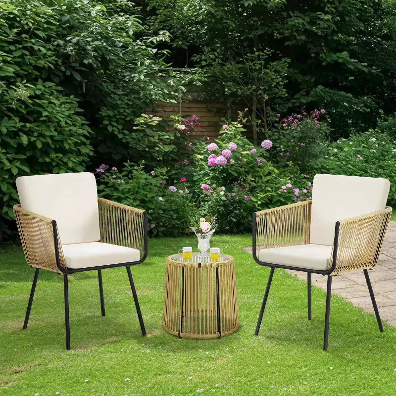 Ensemble de bistro Yaheetech 3 pièces d'extérieur en osier et métal avec 2 chaises et une table d'appoint en verre trempé, couleur sable