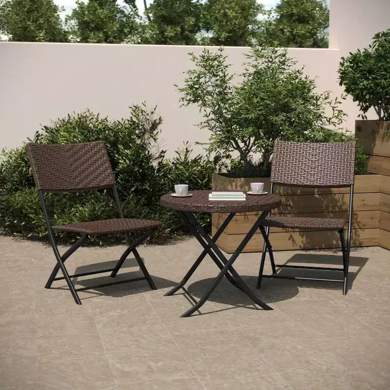 Ensemble bistrot pliant trois pièces Flash Furniture Rouen en rotin PE avec structures métalliques pour usage intérieur et extérieur