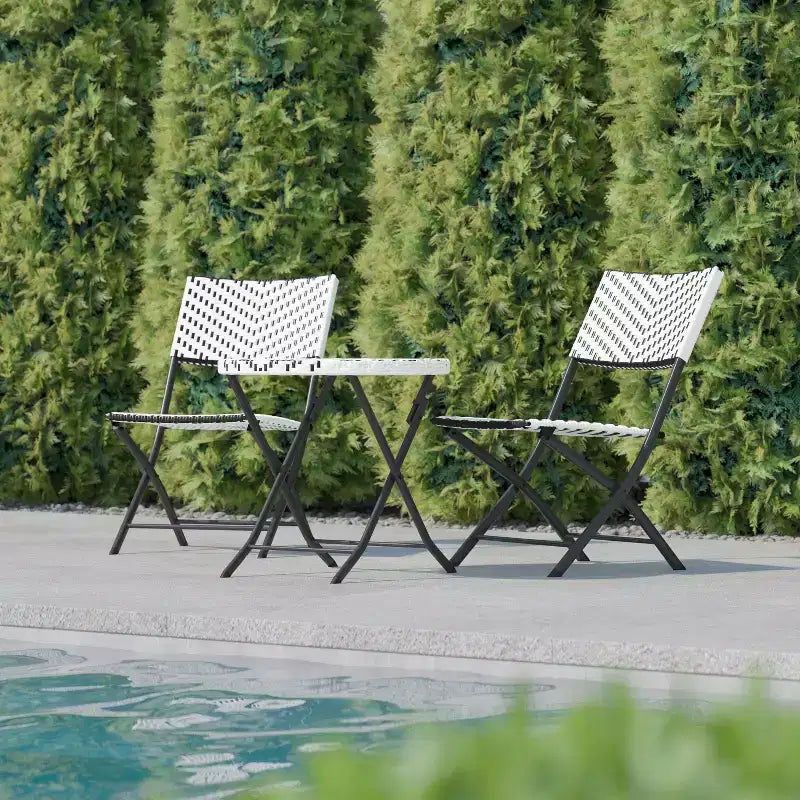 Ensemble bistrot pliant trois pièces Flash Furniture Rouen en rotin PE avec structures métalliques pour usage intérieur et extérieur