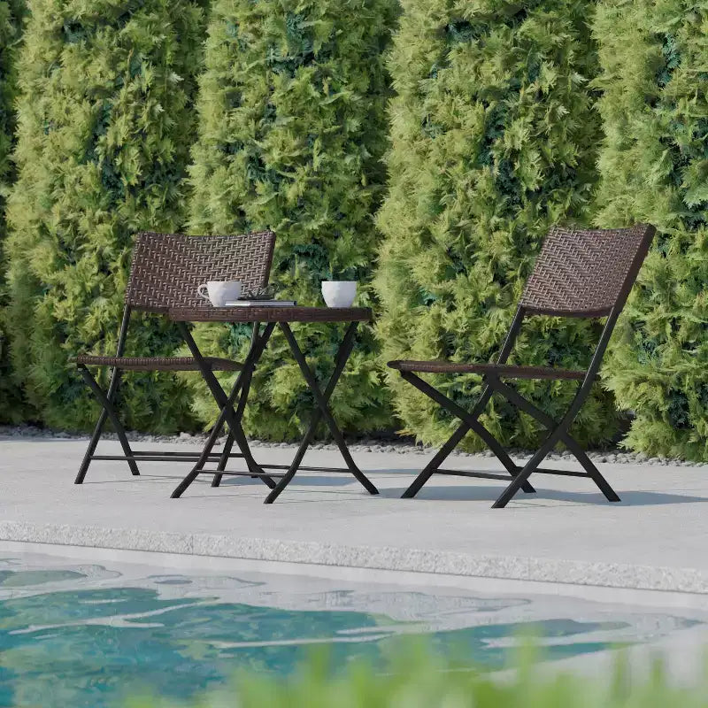 Ensemble bistrot pliant trois pièces Flash Furniture Rouen en rotin PE avec structures métalliques pour usage intérieur et extérieur