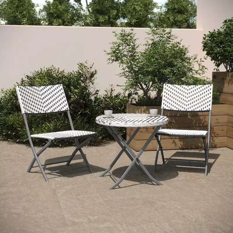Ensemble bistrot pliant trois pièces Flash Furniture Rouen en rotin PE avec structures métalliques pour usage intérieur et extérieur