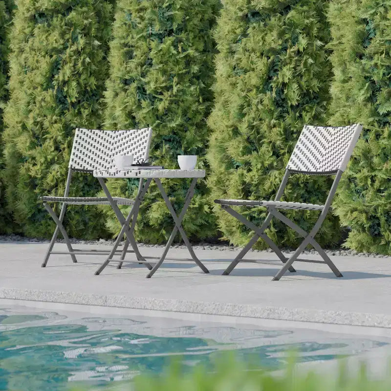 Ensemble bistrot pliant trois pièces Flash Furniture Rouen en rotin PE avec structures métalliques pour usage intérieur et extérieur