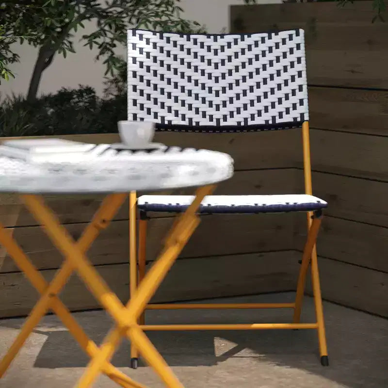 Ensemble bistrot pliant trois pièces Flash Furniture Rouen en rotin PE avec structures métalliques pour usage intérieur et extérieur