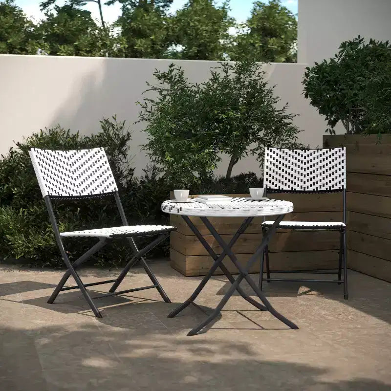 Ensemble bistrot pliant trois pièces Flash Furniture Rouen en rotin PE avec structures métalliques pour usage intérieur et extérieur