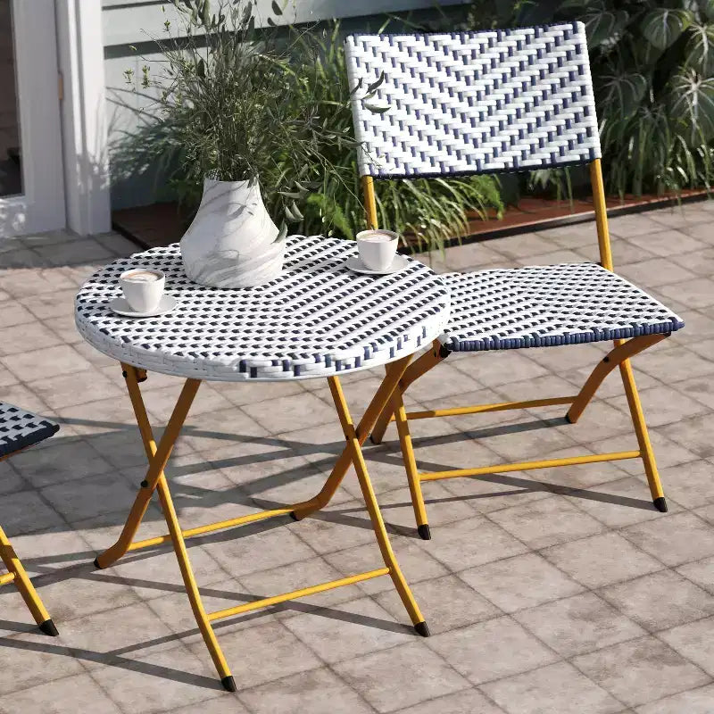 Emma & Oliver Ciel, ensemble de bistro pliable trois pièces en rotin PE avec cadres en métal pour une utilisation intérieure et extérieure