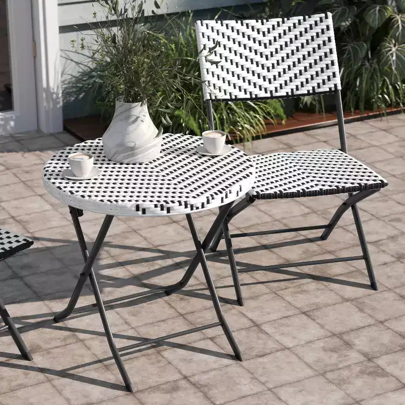 Emma & Oliver Ciel, ensemble de bistro pliable trois pièces en rotin PE avec cadres en métal pour une utilisation intérieure et extérieure