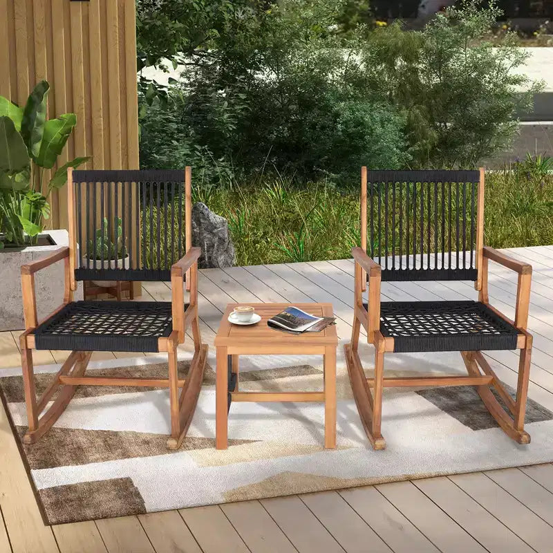 Costway Ensemble fauteuil à bascule table bistro de patio 3 pièces en bois d'acacia, corde toutes saisons d'extérieur