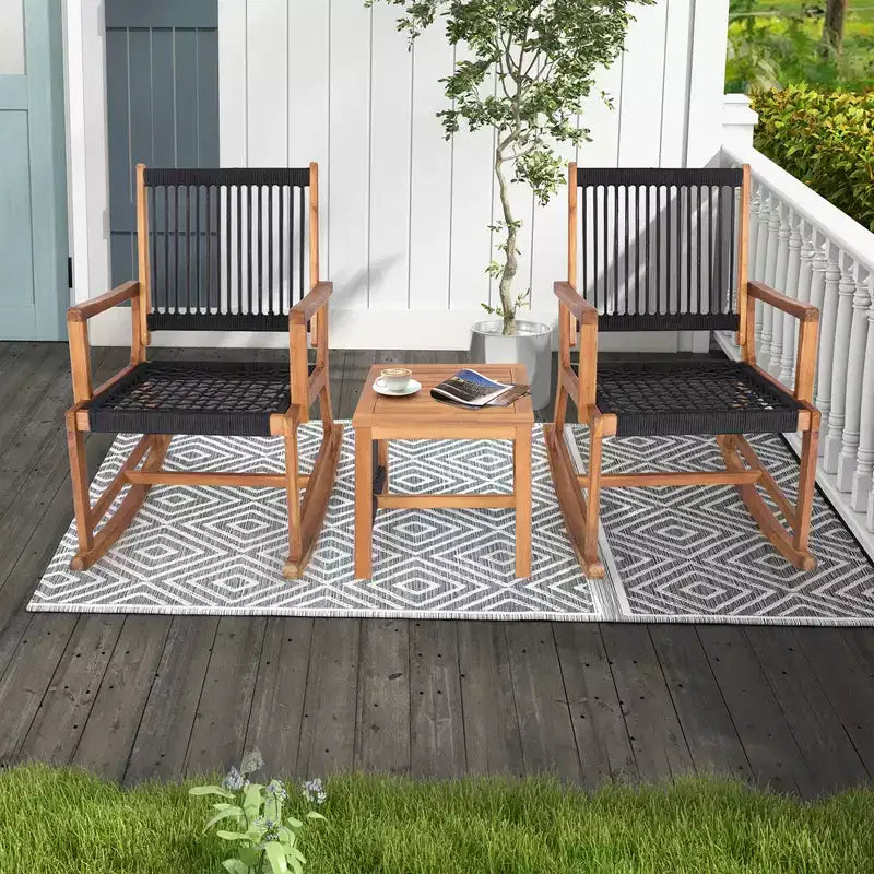 Costway Ensemble fauteuil à bascule table bistro de patio 3 pièces en bois d'acacia, corde toutes saisons d'extérieur