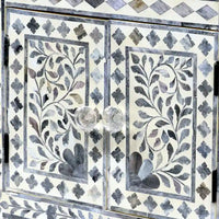 Meuble d'appoint incrusté d'os Firoz de Steve Silver