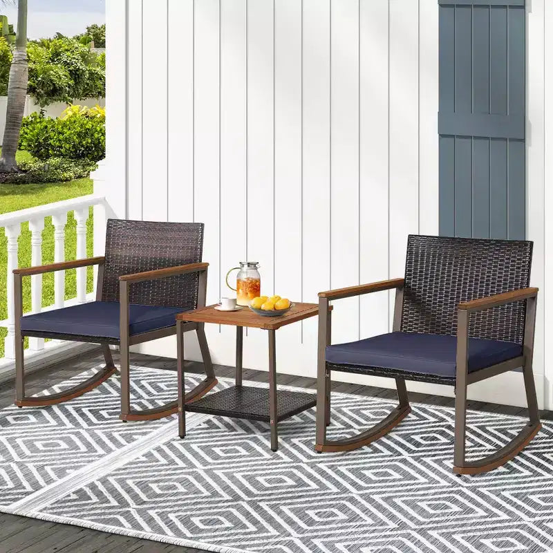 Costway Ensemble de Bistrot 3 Pièces avec Fauteuils à Bascule en Rotin de Patio, Coussins d'Accoudoirs et Table avec Étagère de Rangement Bleu Marine/Gris/Blanc Cassé