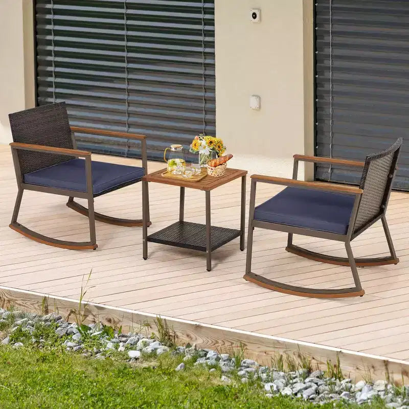 Costway Ensemble de Bistrot 3 Pièces avec Fauteuils à Bascule en Rotin de Patio, Coussins d'Accoudoirs et Table avec Étagère de Rangement Bleu Marine/Gris/Blanc Cassé