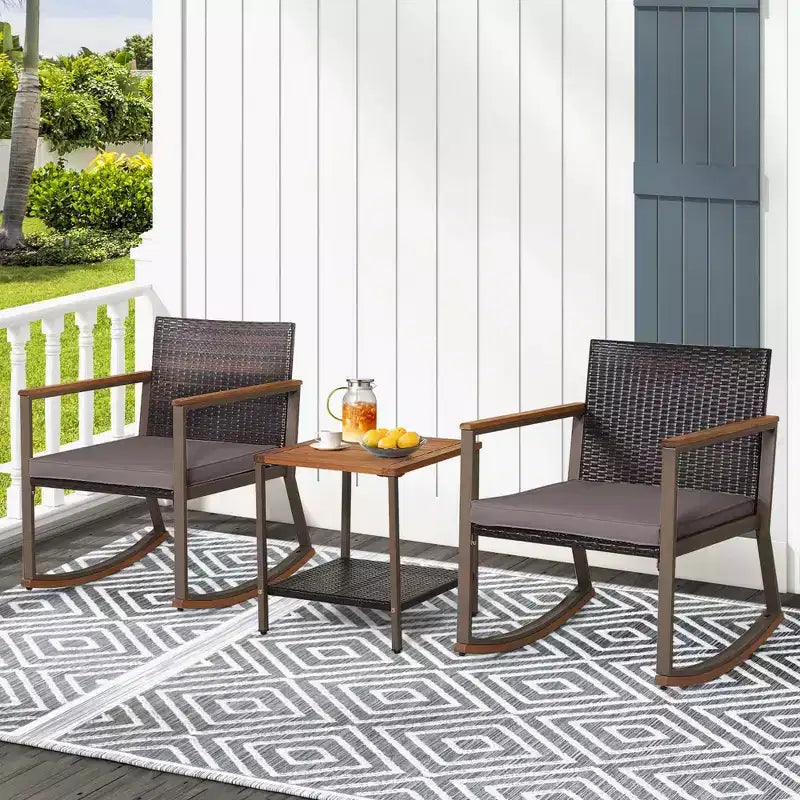 Costway Ensemble de Bistrot 3 Pièces avec Fauteuils à Bascule en Rotin de Patio, Coussins d'Accoudoirs et Table avec Étagère de Rangement Bleu Marine/Gris/Blanc Cassé