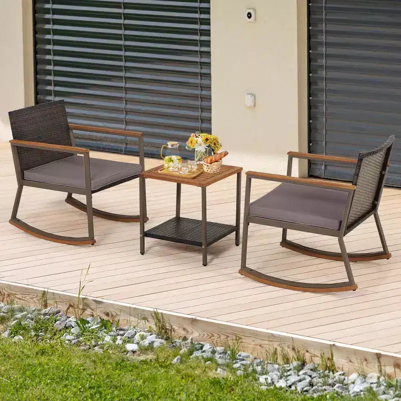 Costway Ensemble de Bistrot 3 Pièces avec Fauteuils à Bascule en Rotin de Patio, Coussins d'Accoudoirs et Table avec Étagère de Rangement Bleu Marine/Gris/Blanc Cassé