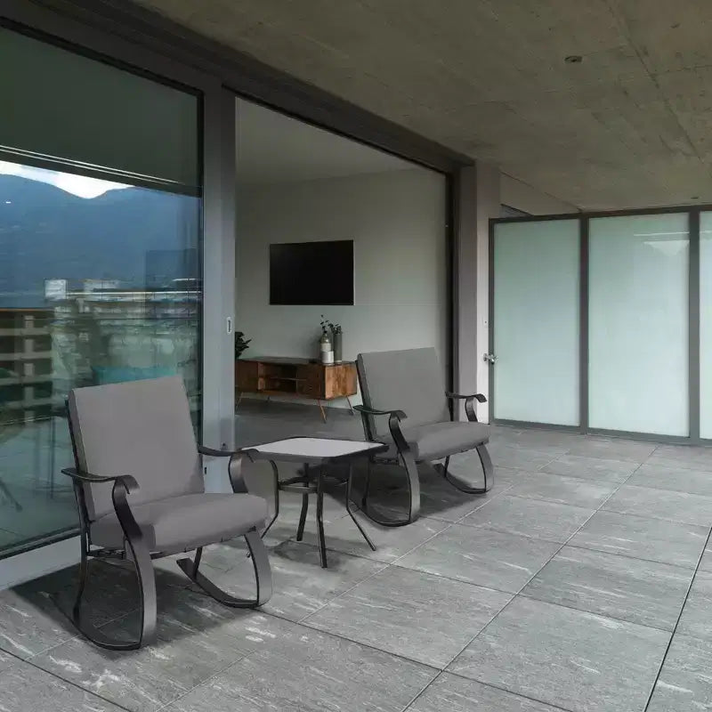 Four Seasons Courtyard Gramercy Ensemble bistro de mobilier de patio d'extérieur 3 pièces avec chaises à bascule rembourrées et table d'appoint carrée, Gris anthracite