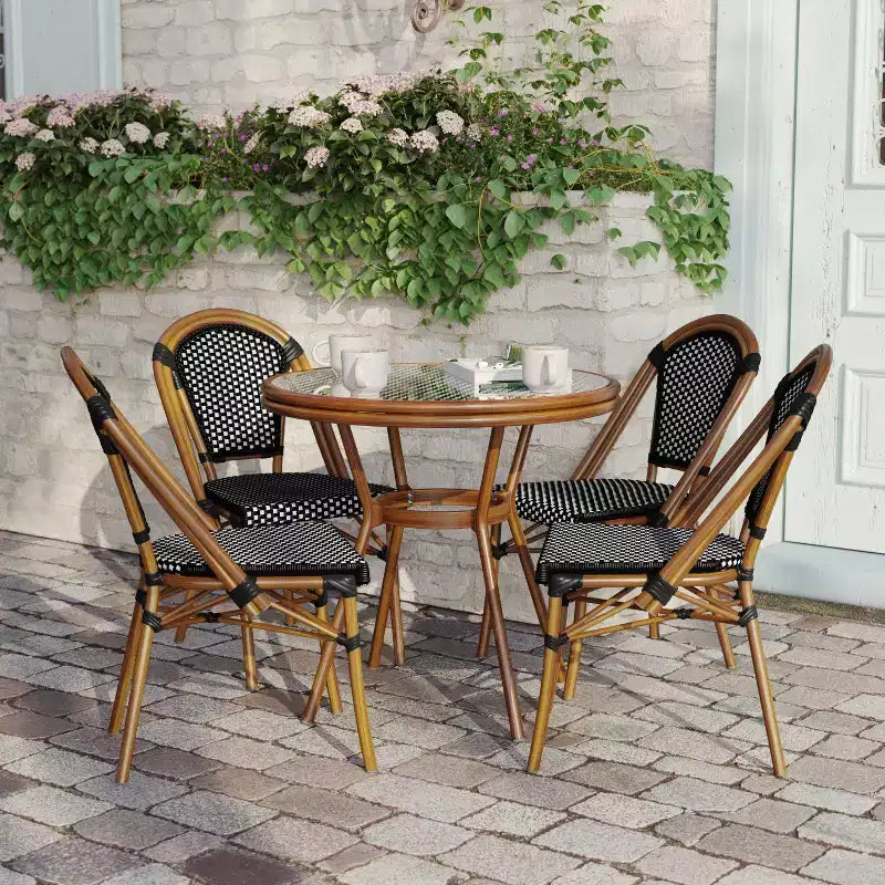 Flash Furniture Bordeaux Table de bistrot commerciale 31,5 po d'intérieur/extérieur, en rotin PE, dessus en verre avec 4 chaises empilables