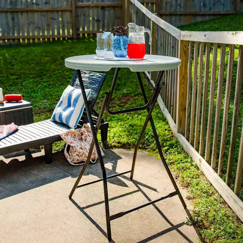 Table de bar ronde d'extérieur pliante Sunnydaze avec pieds en fer et plateau en plastique - 80,6 cm - Grise