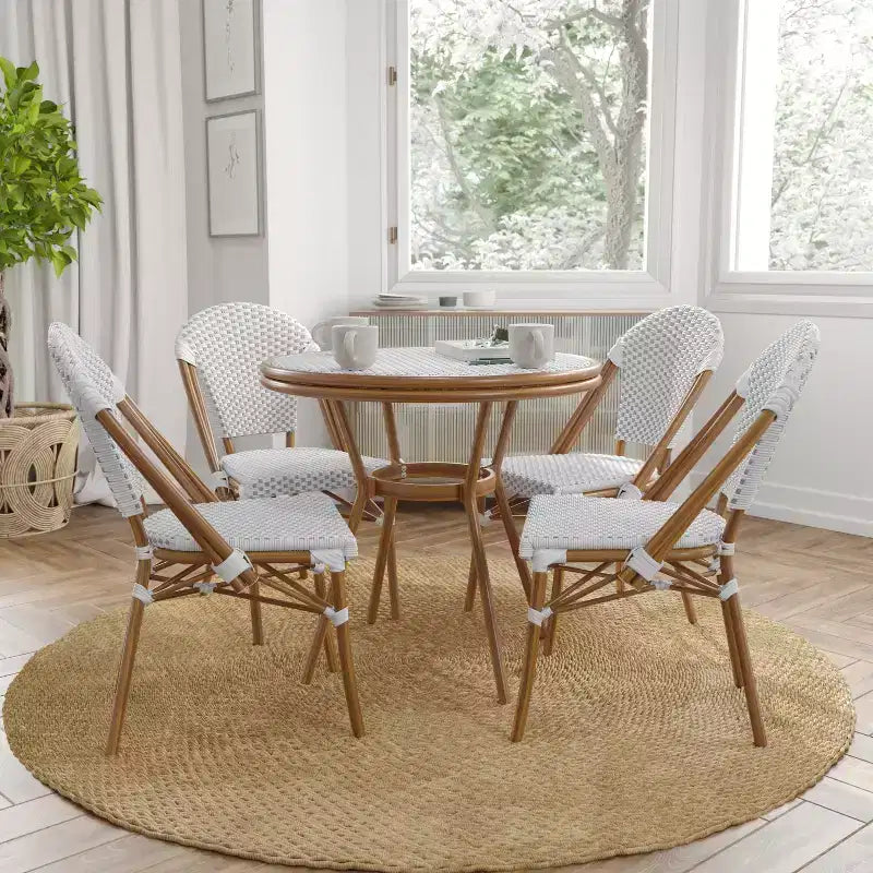 Table de style bistrot Celia Merrick Lane avec plateau en verre, rotin PE, 2 chaises empilables et cadre en métal finition bambou pour utilisation intérieure/extérieure
