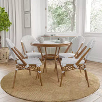 Table de style bistrot Celia Merrick Lane avec plateau en verre, rotin PE, 2 chaises empilables et cadre en métal finition bambou pour utilisation intérieure/extérieure