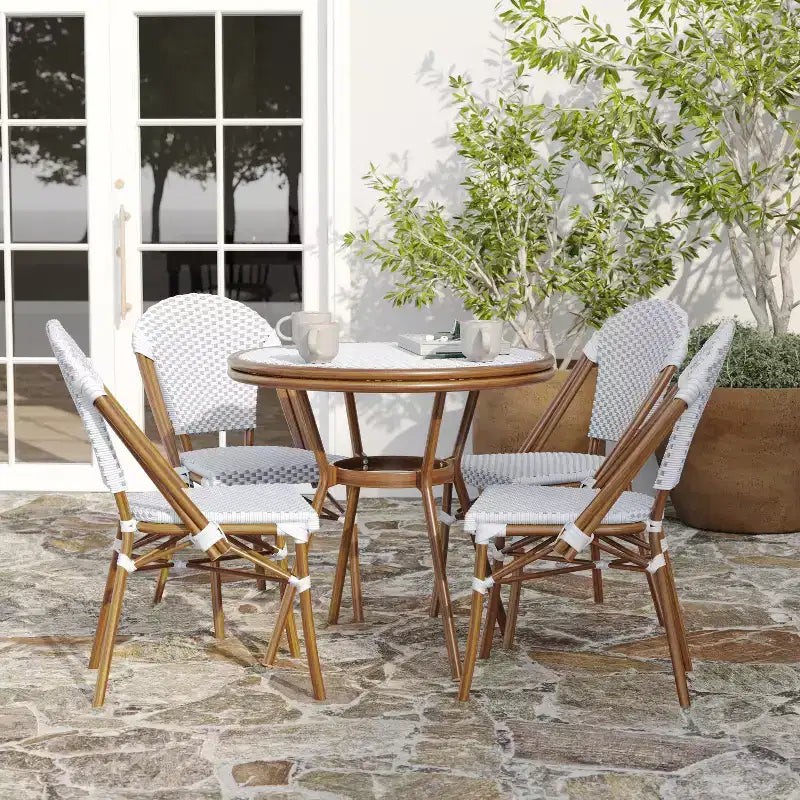Table de style bistrot Celia Merrick Lane avec plateau en verre, rotin PE, 2 chaises empilables et cadre en métal finition bambou pour utilisation intérieure/extérieure