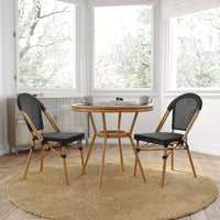 Table de style bistrot Celia Merrick Lane avec plateau en verre, rotin PE, 2 chaises empilables et cadre en métal finition bambou pour utilisation intérieure/extérieure