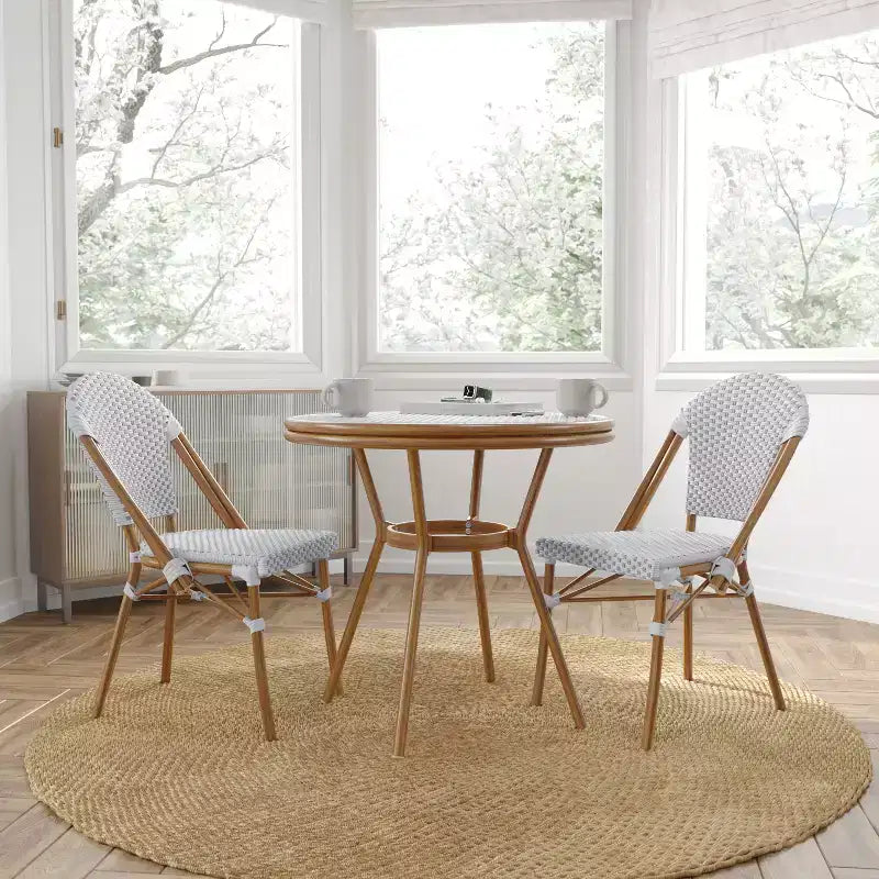 Table de style bistrot Celia Merrick Lane avec plateau en verre, rotin PE, 2 chaises empilables et cadre en métal finition bambou pour utilisation intérieure/extérieure